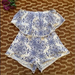 Strapless blue and white pattern romper